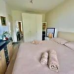 ゲストハウス Spacious With Private King Bathroom アムステルダム